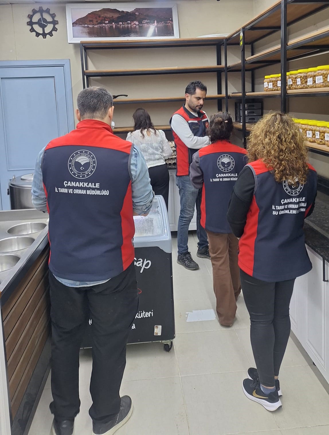 Çanakkale’de hijyenik olmayan şarküteri işletmesinde el konulan ürünler imha edildi