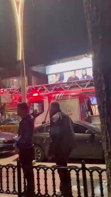 Topunu almak i&ccedil;in &ccedil;ıktığı ağa&ccedil;tan inemeyen &ccedil;ocuğun yardımına itfaiye yetişti
