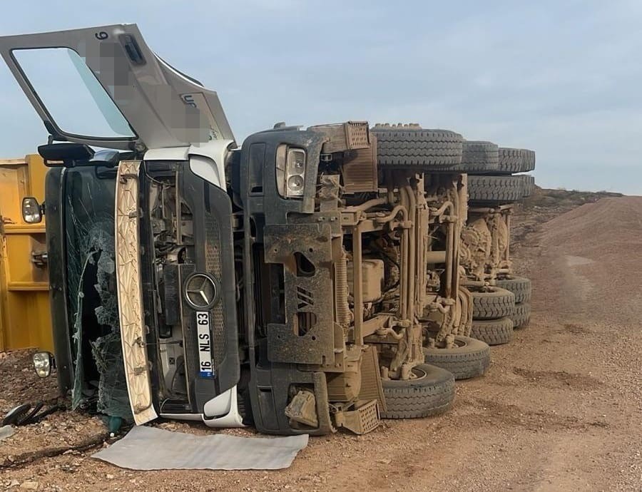 Kontrolden yükünü boşaltan kamyon devrildi : 1 yaralı
