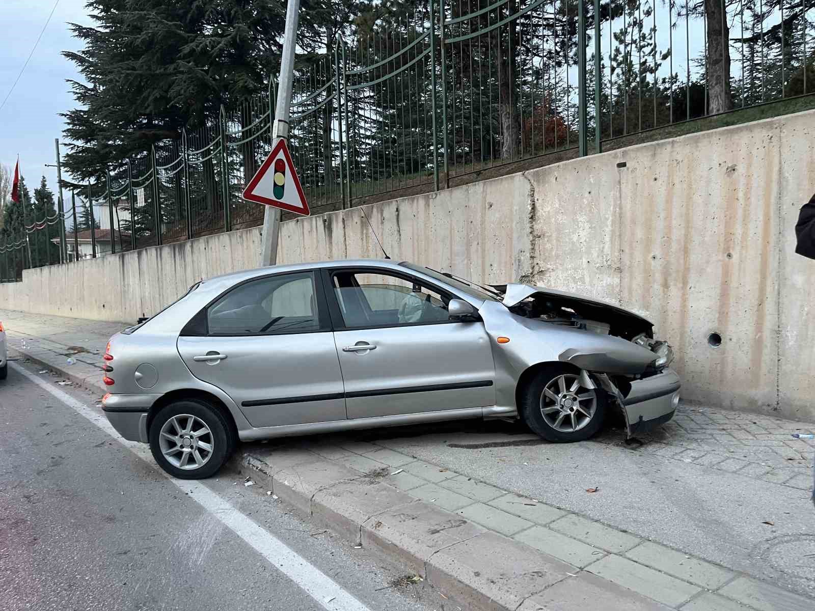 Kontrolden &ccedil;ıkan ara&ccedil; aydınlatma direğine &ccedil;arpıp hurdaya d&ouml;nd&uuml;
