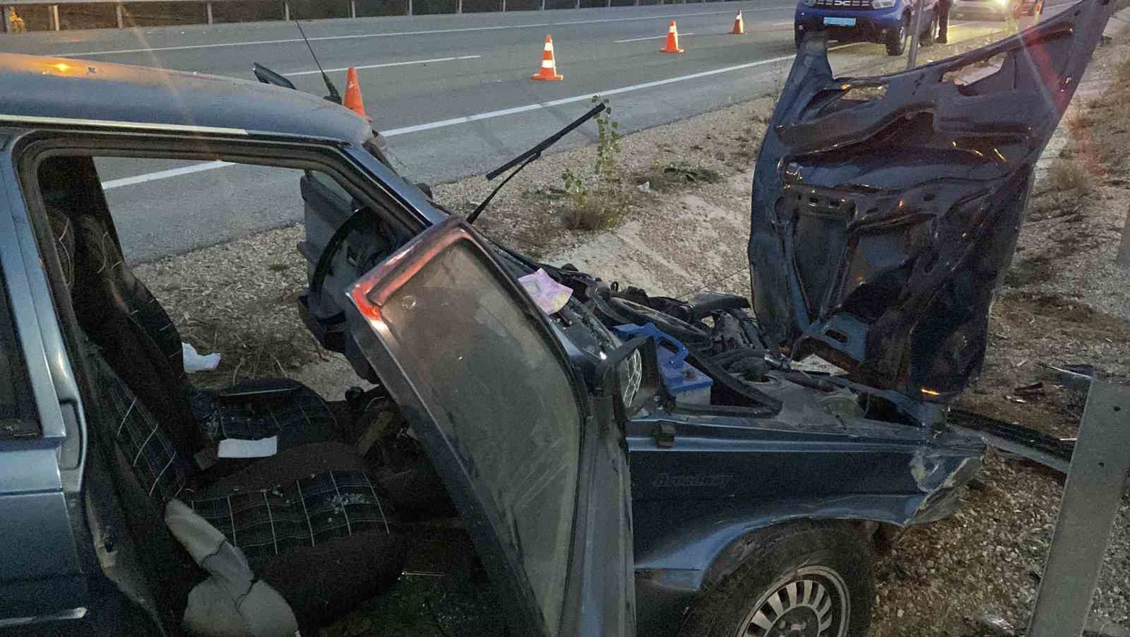 Çorum’da otomobil bariyere çarptı: 2 yaralı