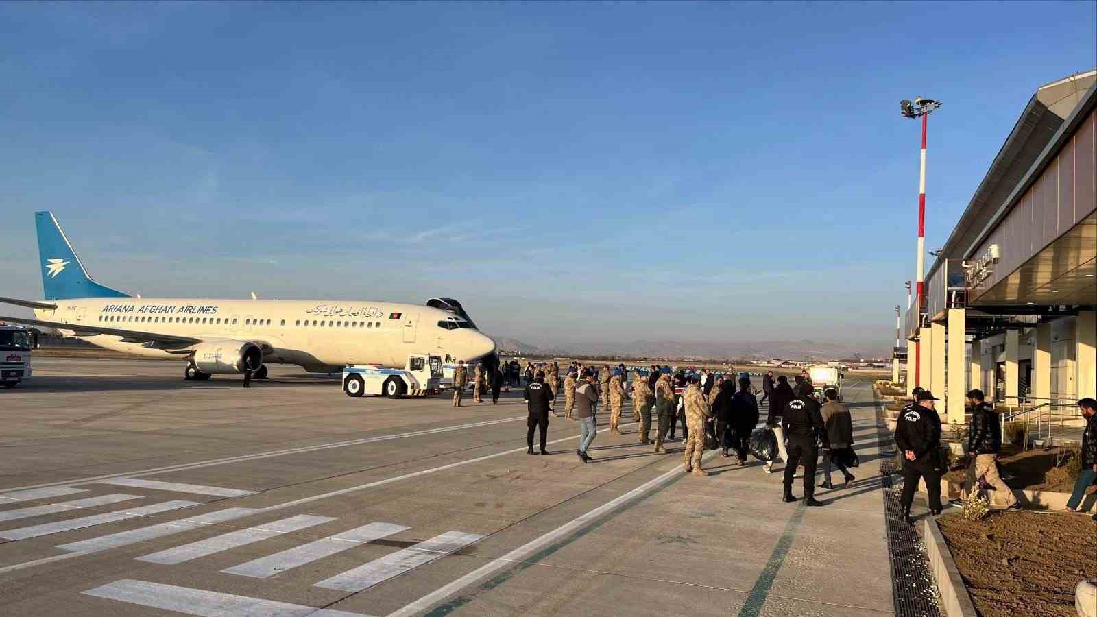 Van’da 300 düzensiz göçmen ülkelerine geri gönderildi