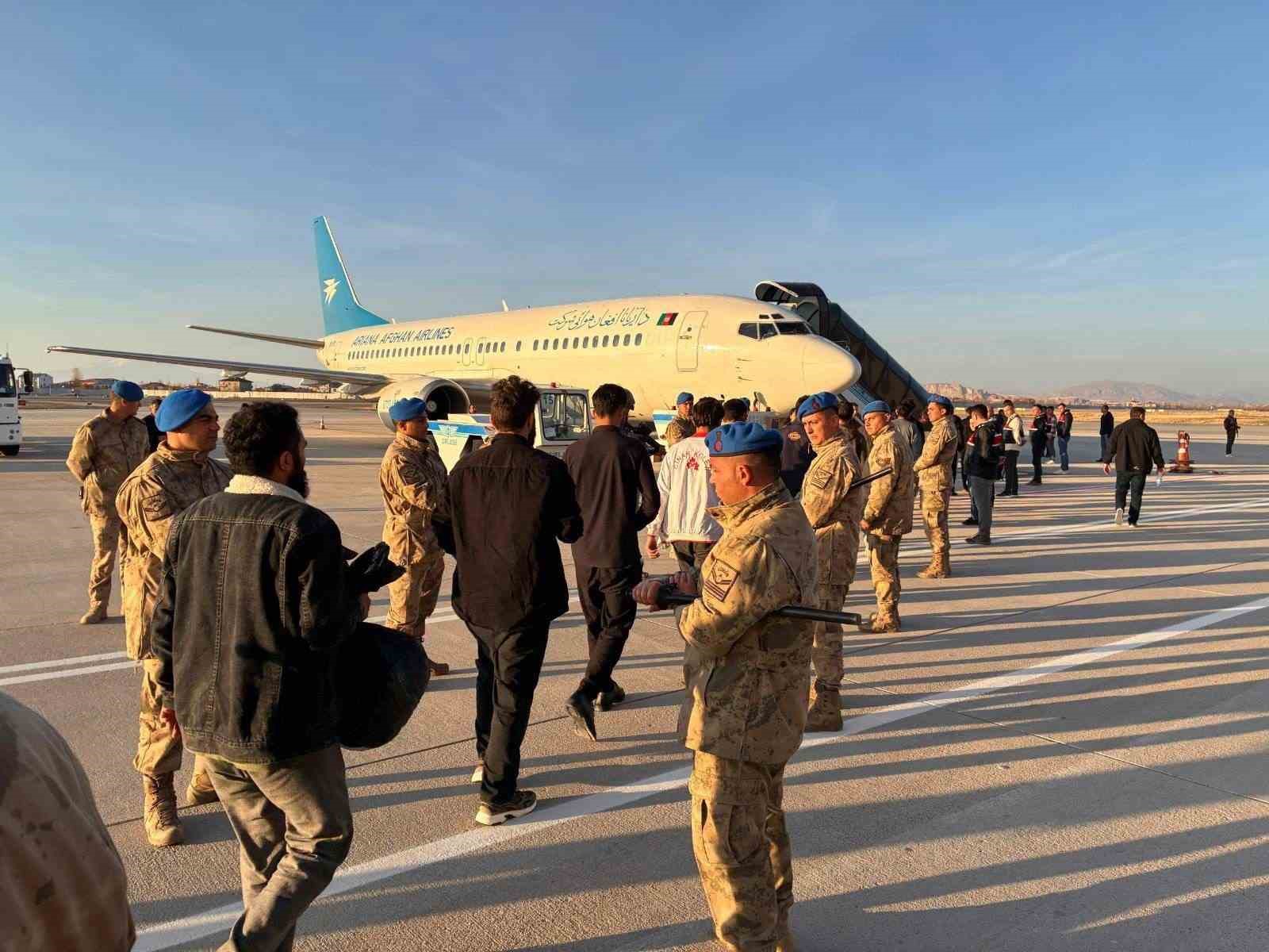 Van’da 300 düzensiz göçmen ülkelerine geri gönderildi