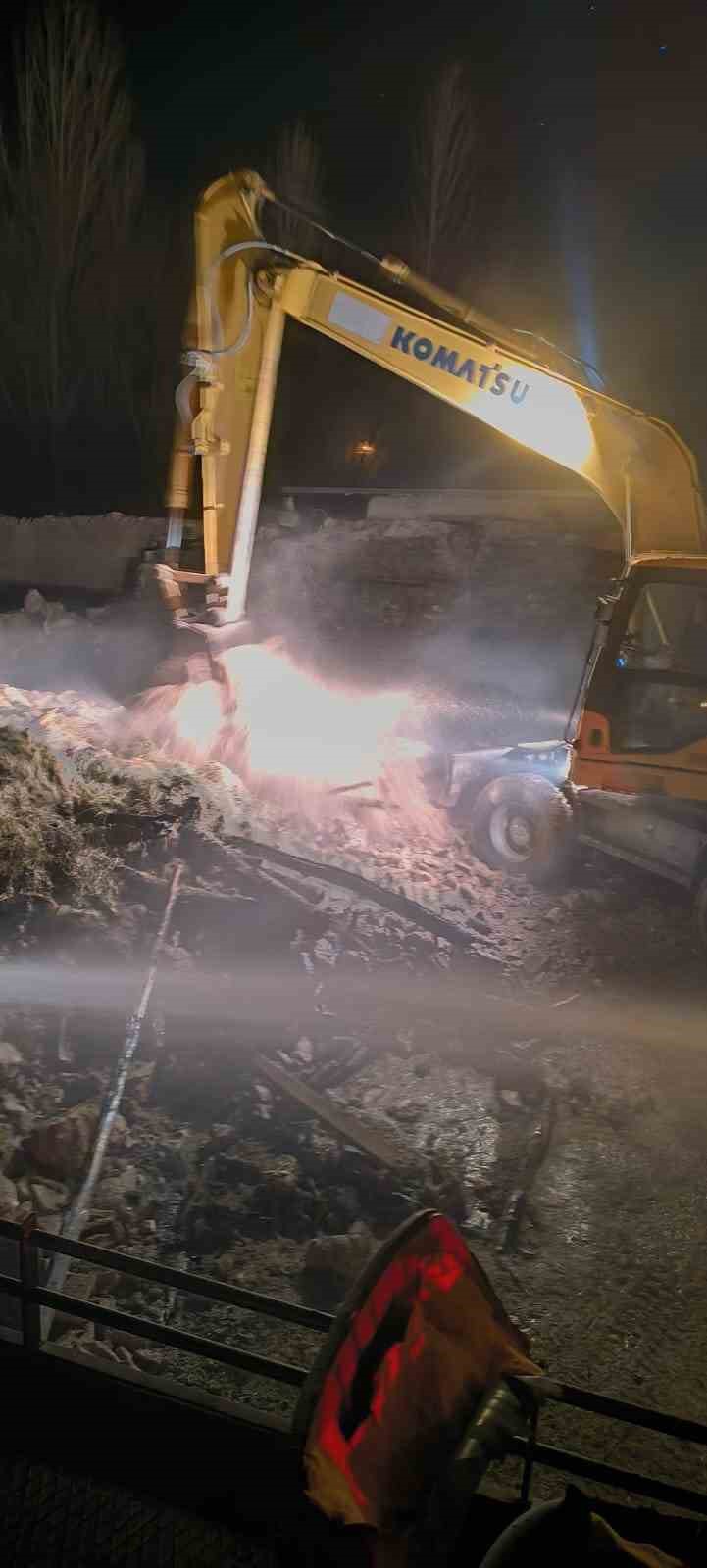 Van&rsquo;da samanlıkta yangın
