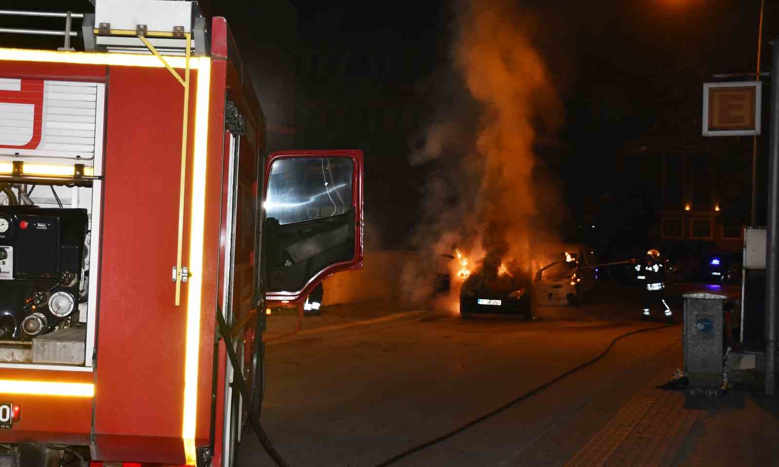 Samsun’da park halindeki otomobil yanarak kullanılamaz hale geldi