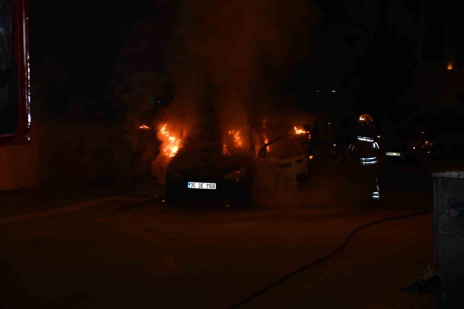 Samsun’da park halindeki otomobil yanarak kullanılamaz hale geldi
