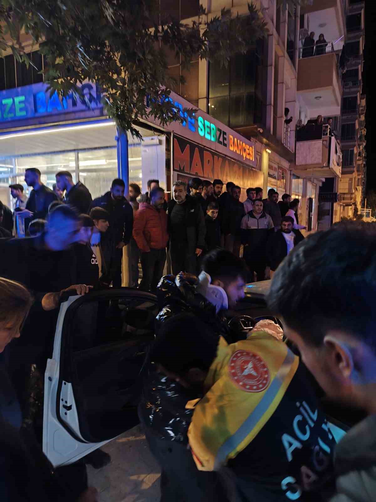 Otomobil, iş yeri merdivenine &ccedil;arptı: 4 yaralı
