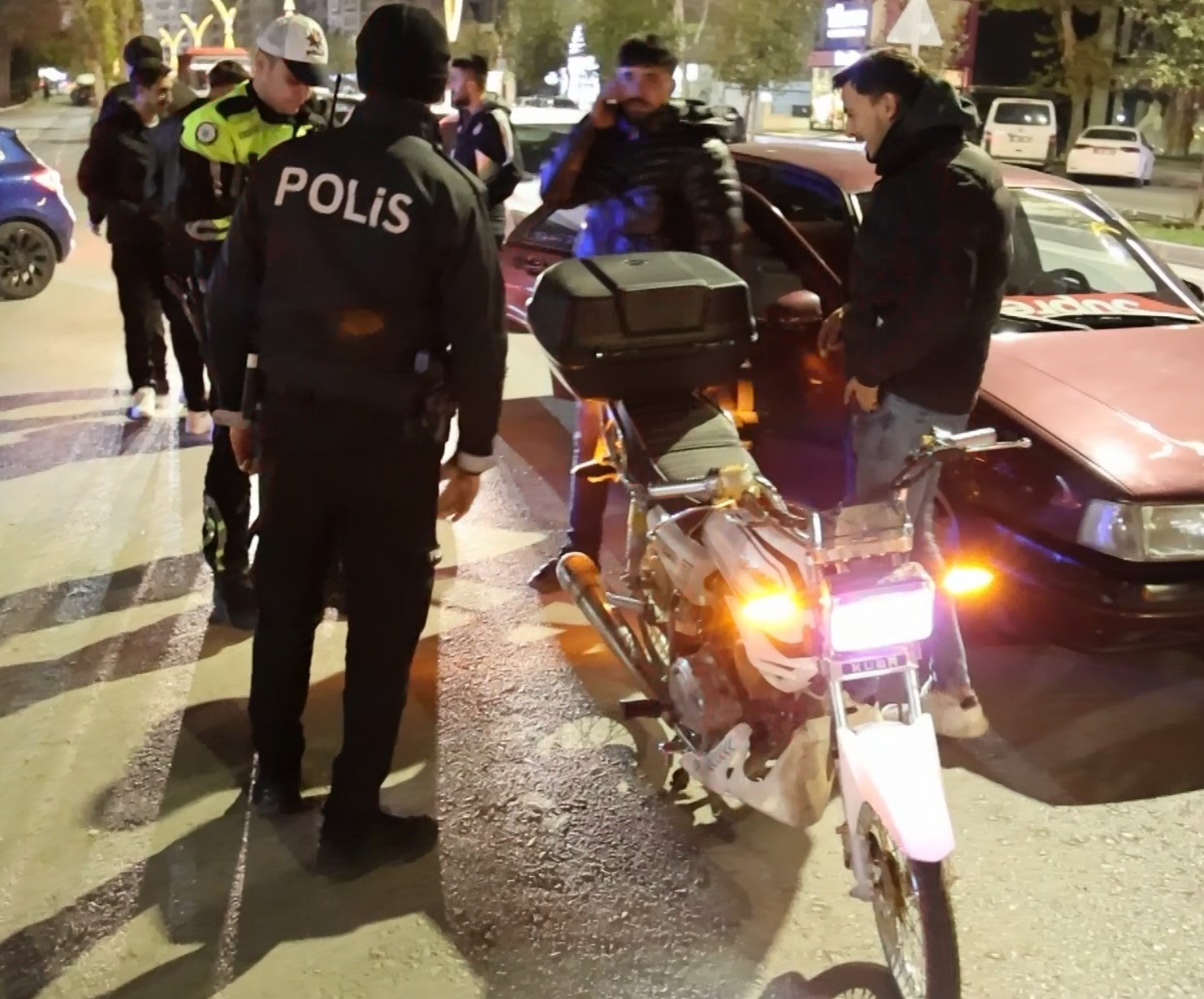 Abartı egzoz ve standart dışı ışıklı motosiklet sürücüsüne 13 bin 776 lira ceza