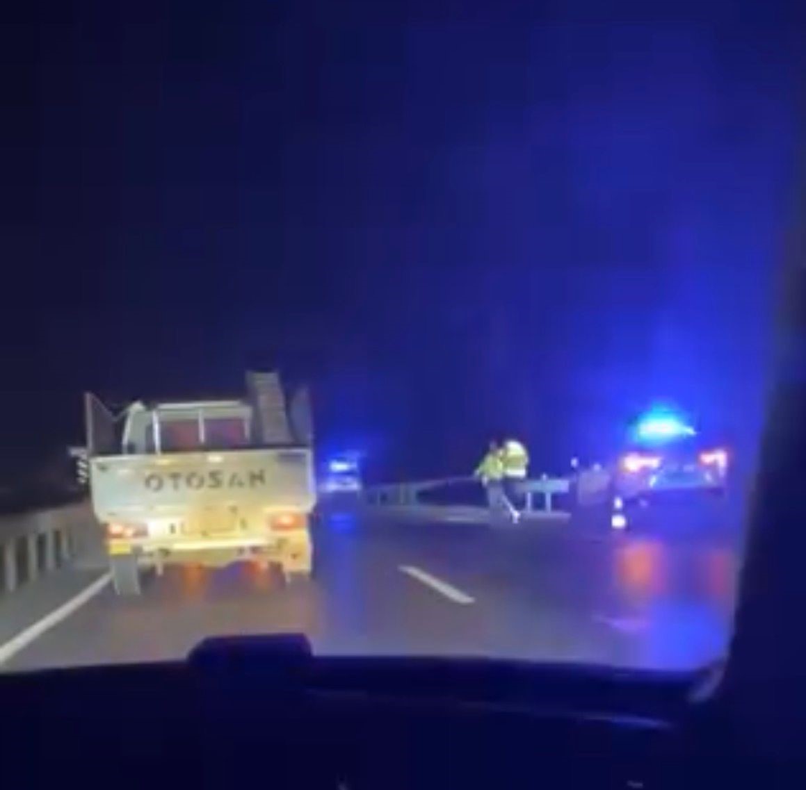 Köprü üstünde çarpışan otomobiller bahçeye uçtu: 1 ölü, 4 yaralı
