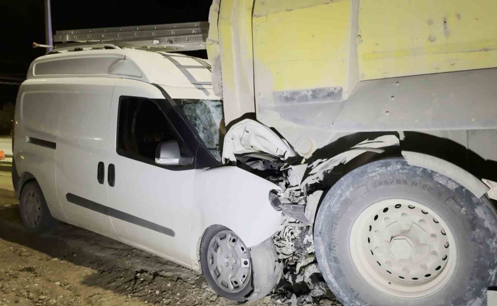 Aksaray Belediyesi’nin trafiğe kapattığı yol kaza meydanına döndü