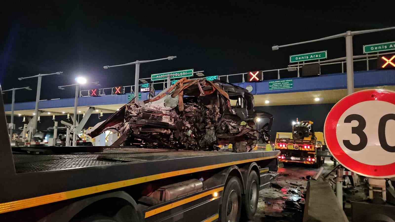 Kuzey Marmara Otoyolu’nda otomobil gişeye girdi: 1 ağır yaralı