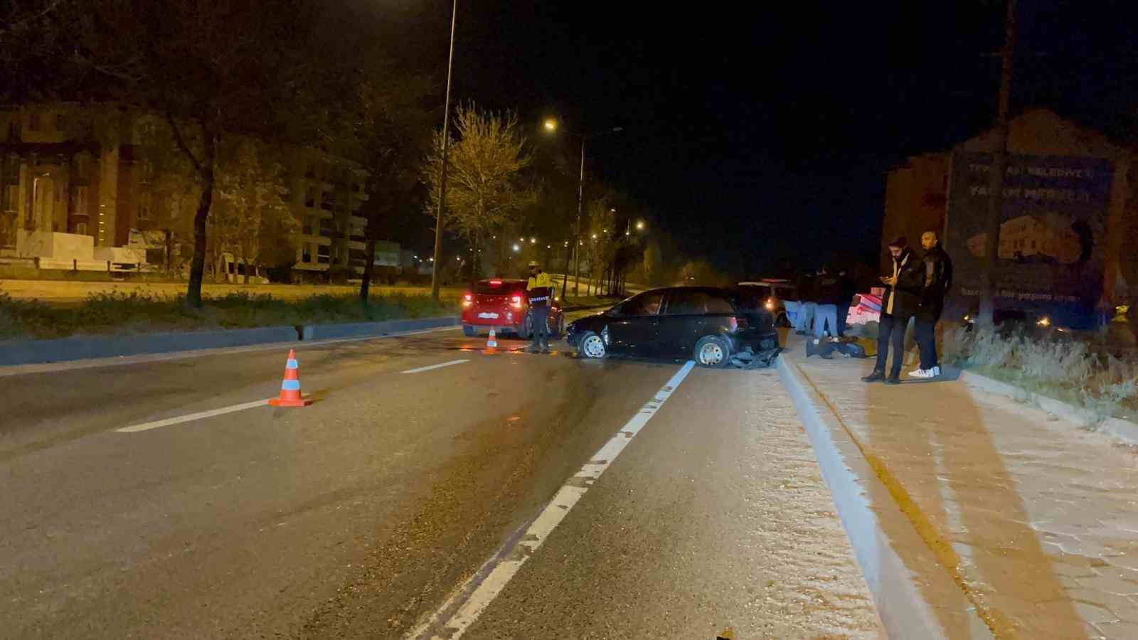 Metrelerce s&uuml;r&uuml;klenen ara&ccedil;ta kazayı sıyrık bile almadan atlattılar
