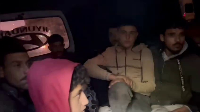 Avrupa hayaliyle &ccedil;ıktıkları yolda minib&uuml;s bagajında yakalandılar
