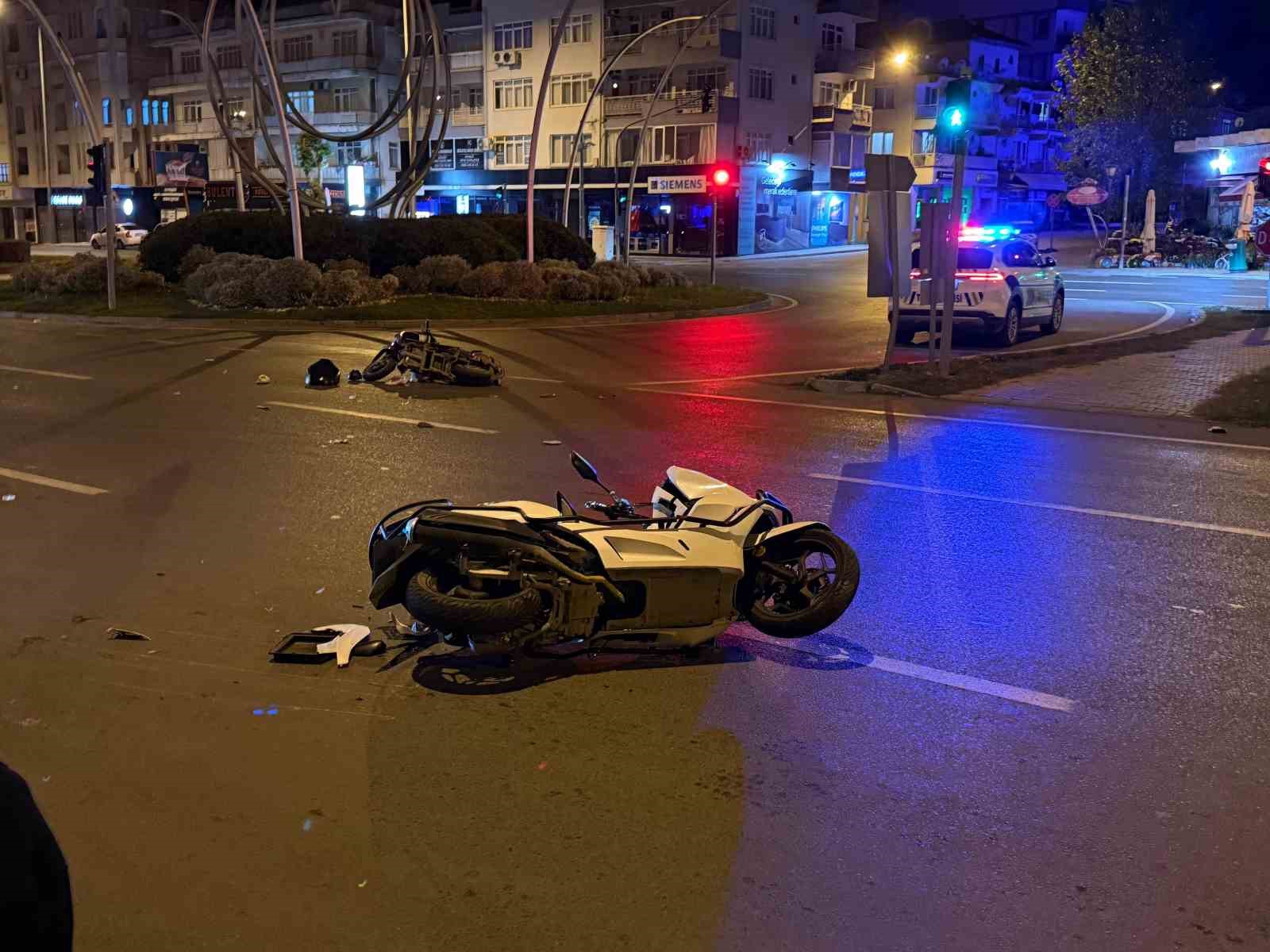 Gazipaşa&rsquo;da motosiklet ve elektrikli motosiklet &ccedil;arpıştı: 4 yaralı
