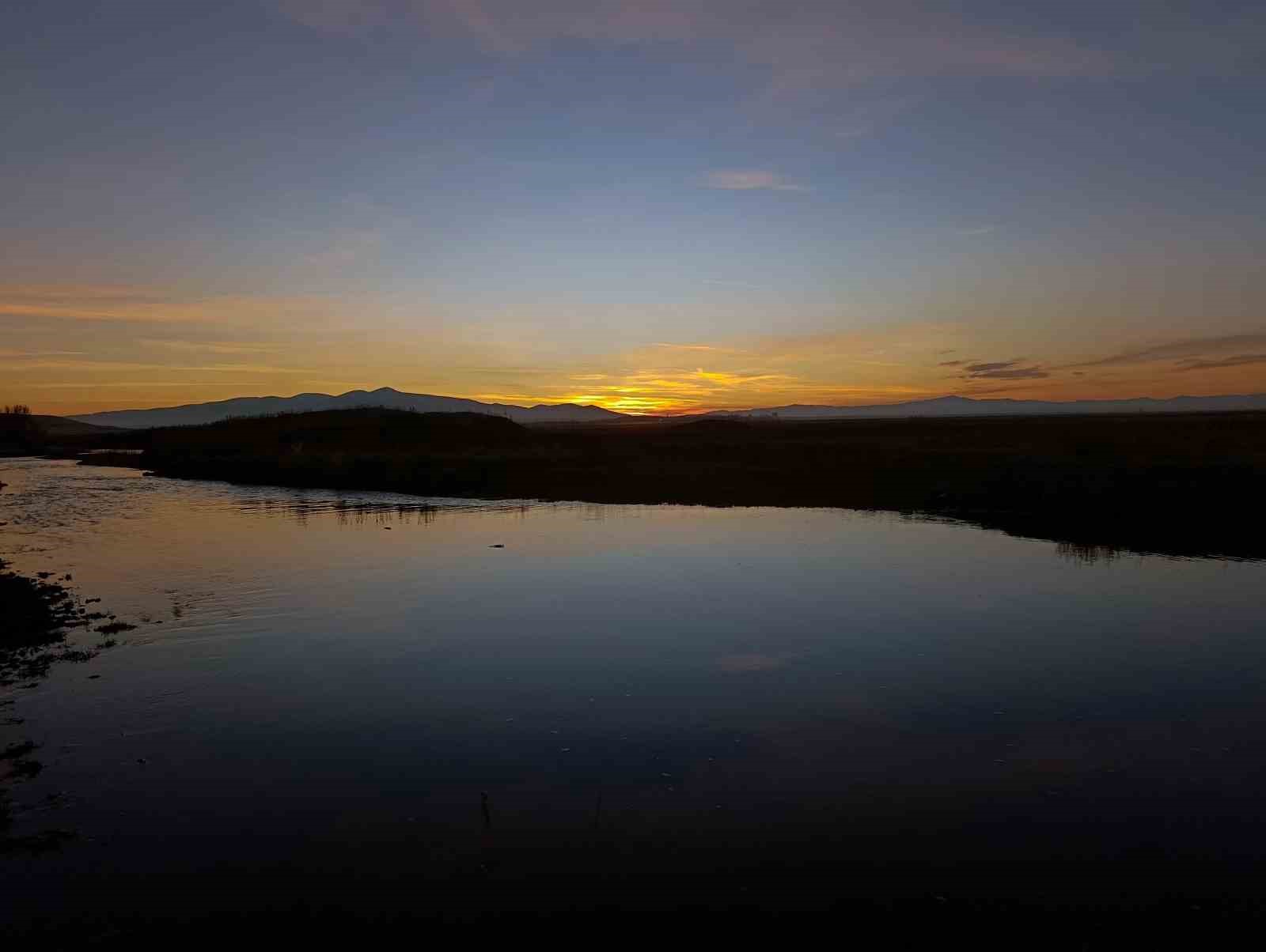 Kars’ta gökyüzü kızıla büründü
