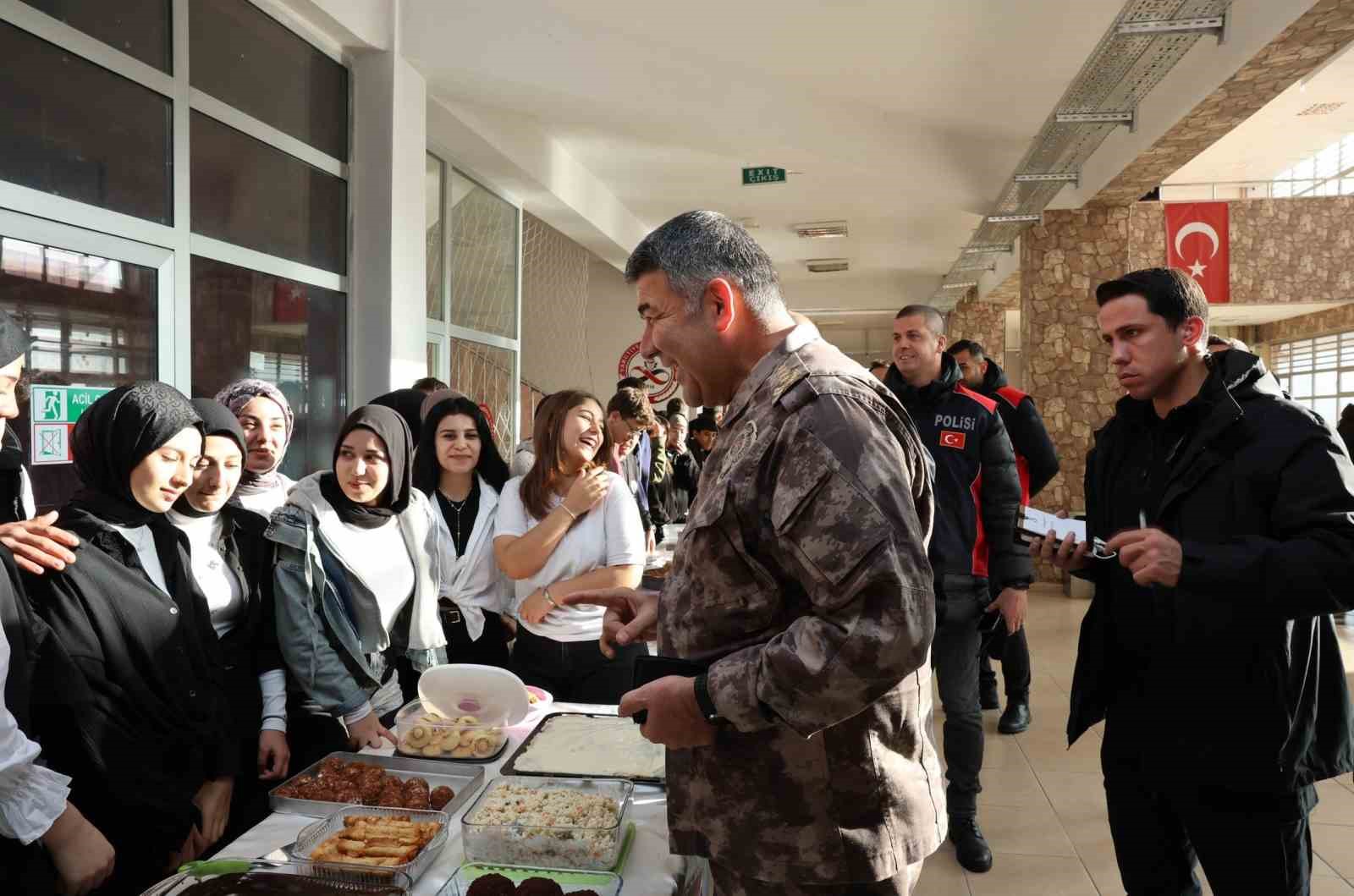 Emniyet müdürü Karaburun, okul önlerindeki uygulamaları denetledi