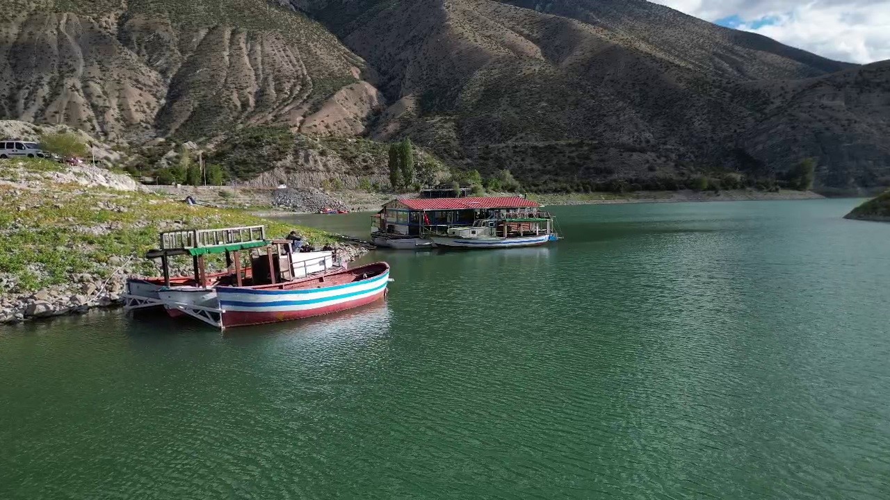 Tortum G&ouml;l&uuml; &uuml;zerinde y&uuml;zen ev ilgi odağı oldu
