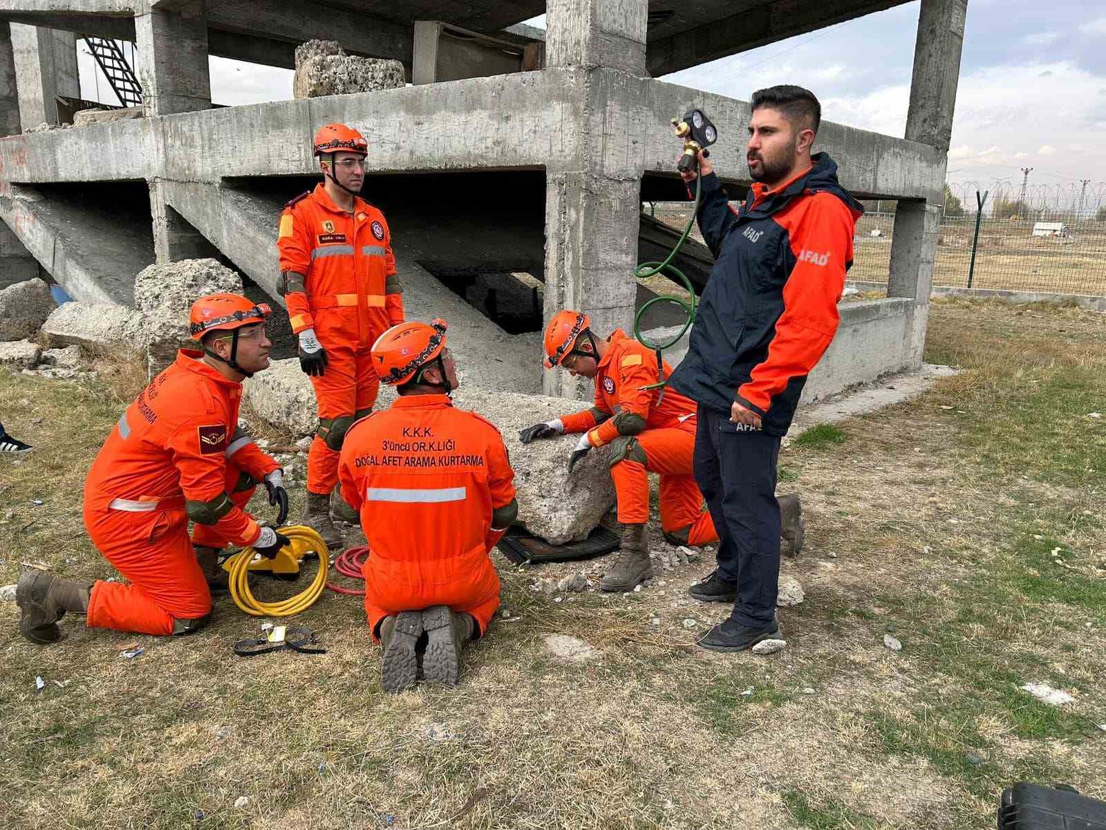3’üncü Ordu Komutanlığı personeline arama ve kurtarma eğitimi verildi
