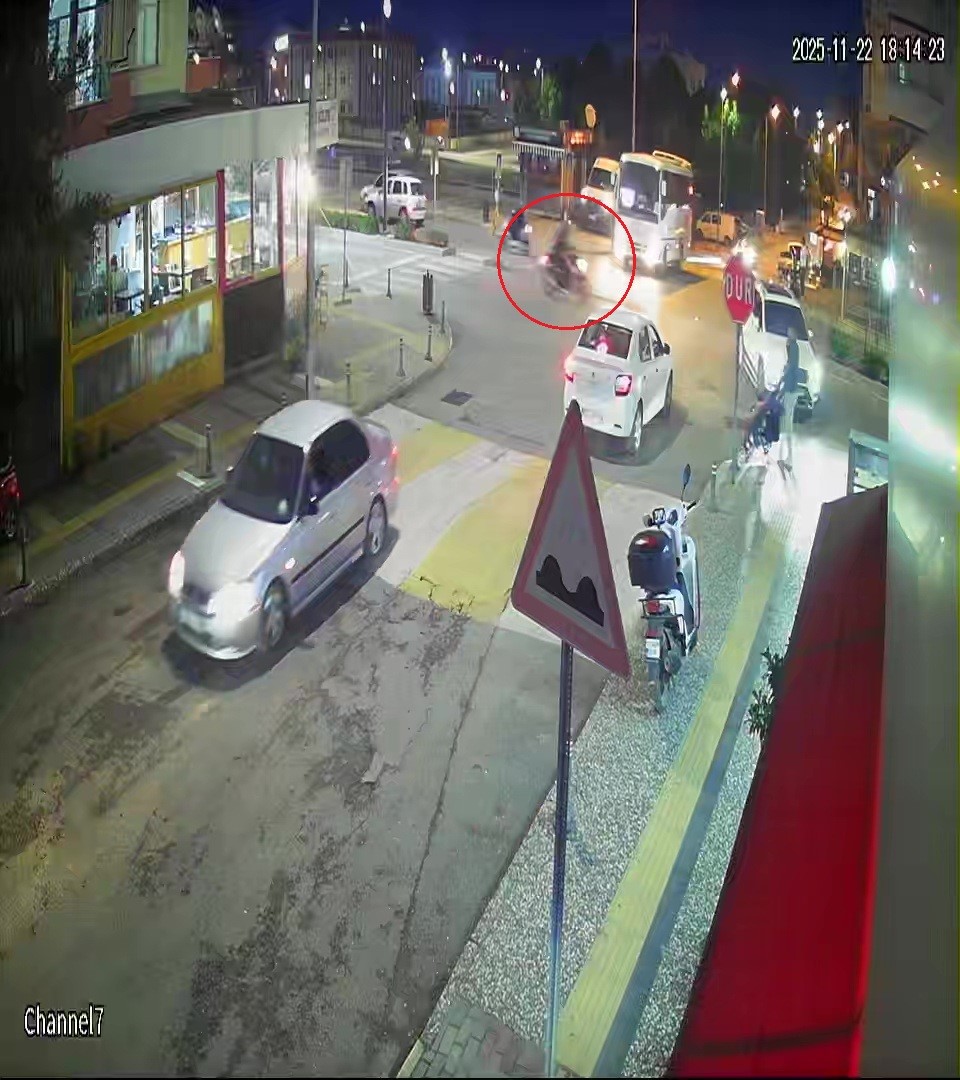 Aracıyla &lsquo;U&rsquo; d&ouml;n&uuml;ş&uuml; yapan s&uuml;r&uuml;c&uuml;n&uuml;n kararsızlığı motosiklet s&uuml;r&uuml;c&uuml;s&uuml;n&uuml; hastanelik etti
