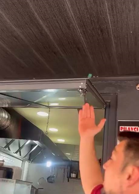 Bursa’da pilavcıya giren hırsız tatlı yedi, işyeri sahibi çağrı yaptı