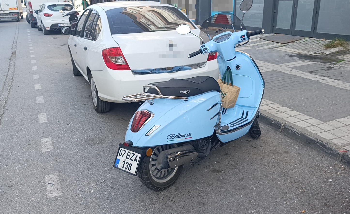 &Ouml;n&uuml;ndeki araca &ccedil;arpmamak i&ccedil;in fren yapan motosikletli yaralandı
