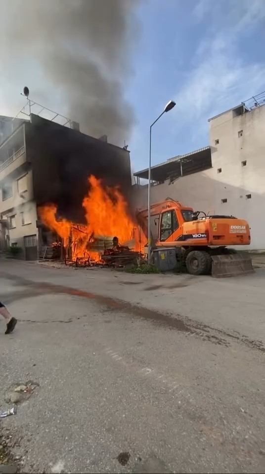 Bursa’da baraka yangını paniğe neden oldu