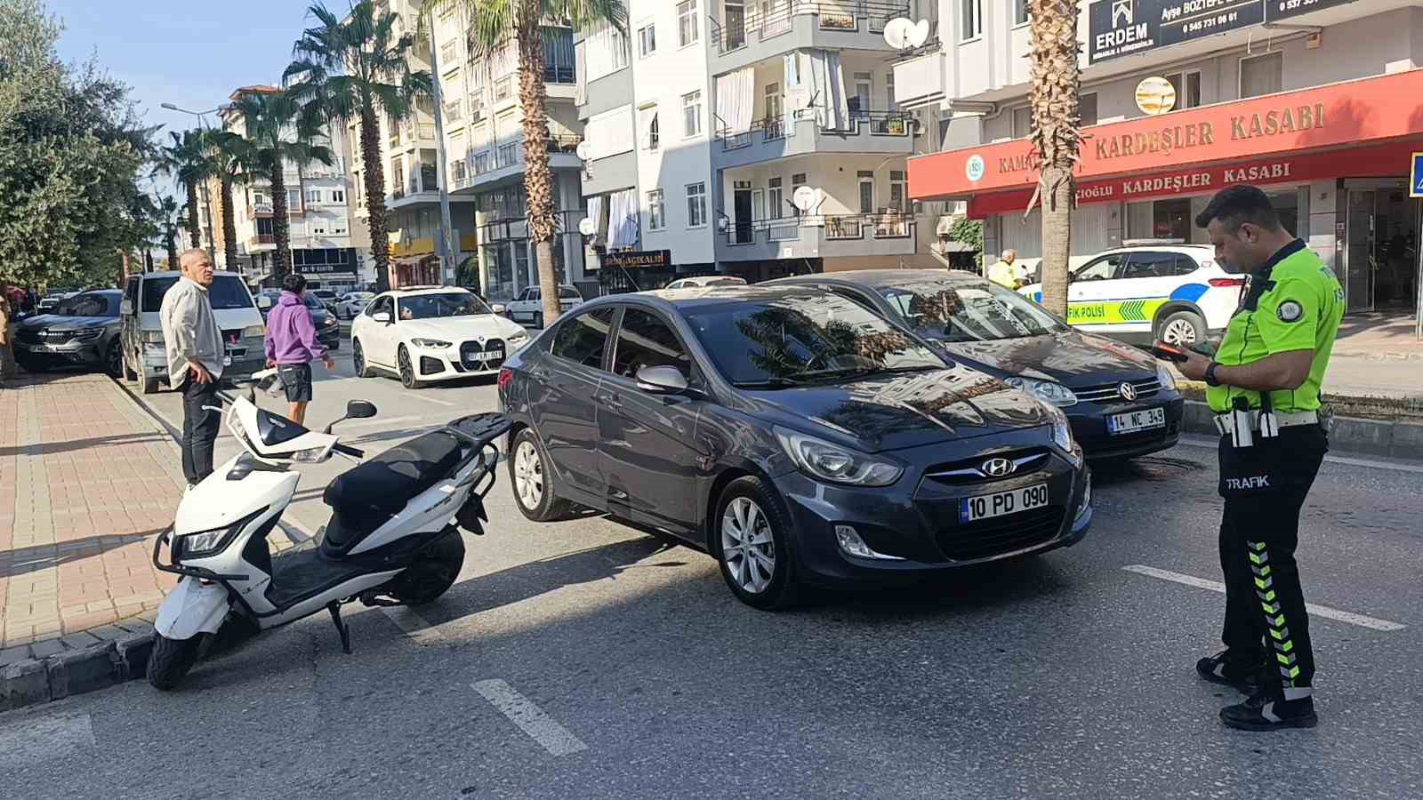 Otomobilin sağından geçmek isterken aynı yöne dönmek isteyen otomobile çarptı