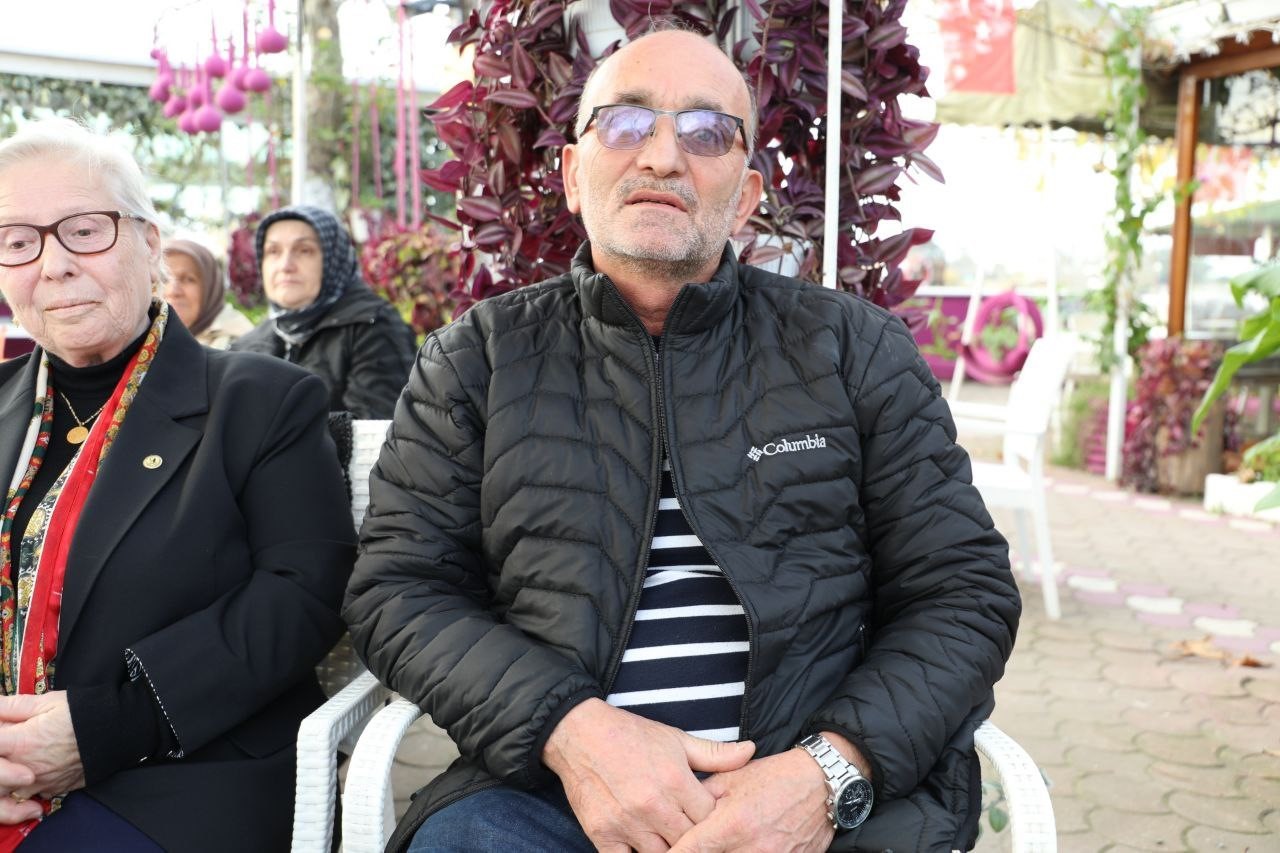 Emekli öğretmen ilkokul öğrencileriyle 50 yıl sonra ilk kez buluştu