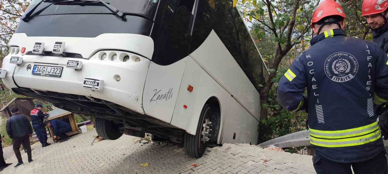 Facianın eşiğinden dönüldü: Tur otobüsü şarampole düştü
