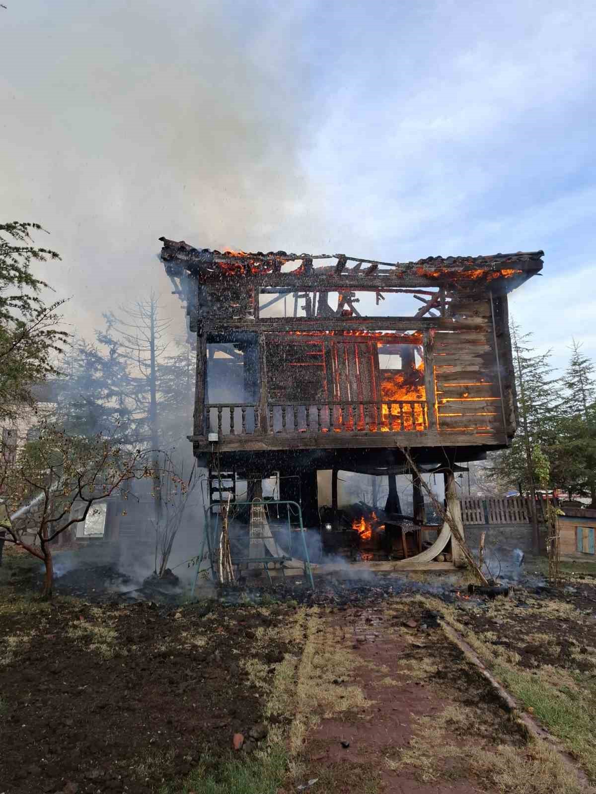 Ankara’da 200 yıllık serender kül oldu 
