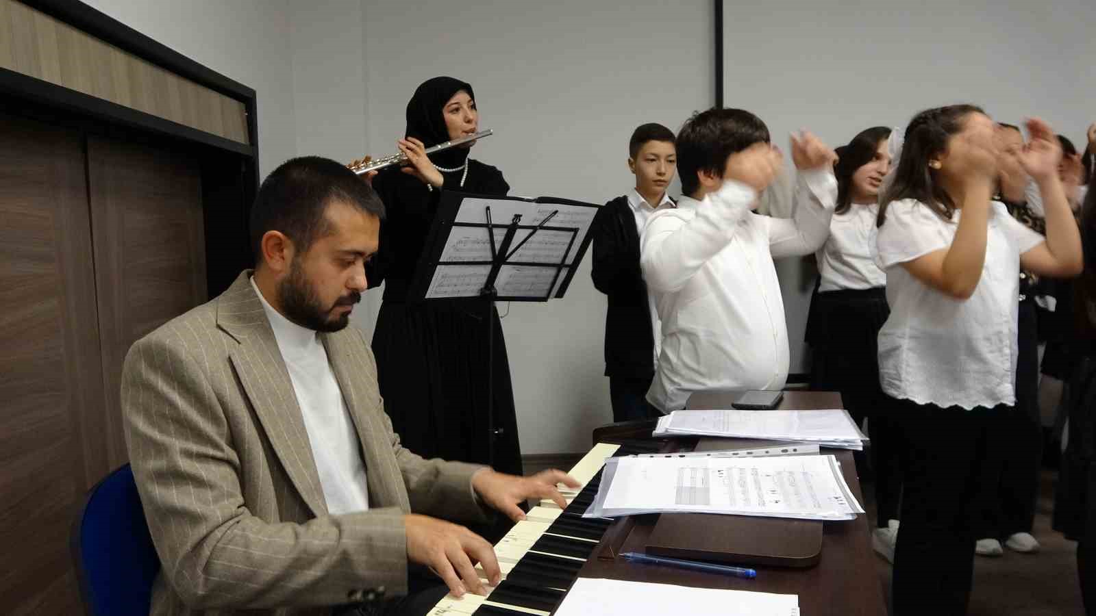 3 Müzik öğretmeni bir araya geldi, çocuklar söyledi, onlar ‘İyi ki öğretmenim’ dedi