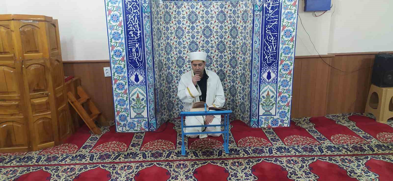 Cemaat Mutaflar Camii’nde sabah namazında bir araya geldi