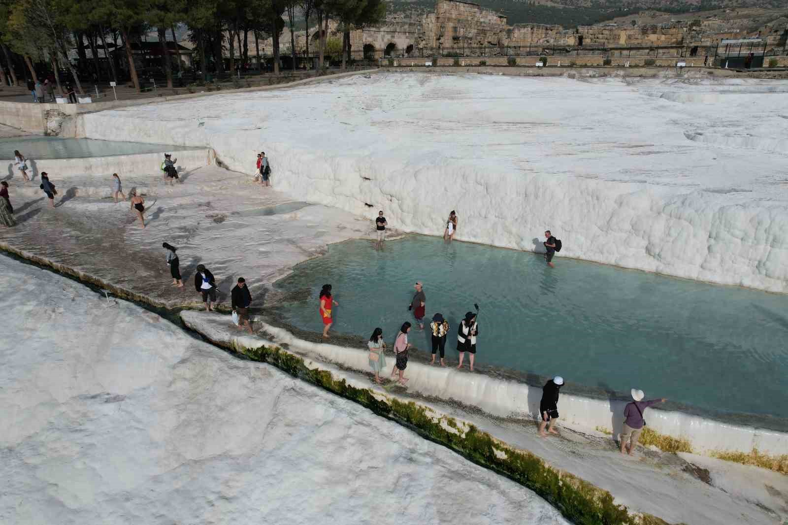Beyaz cennet Pamukkale, Asya ülkelerinden gelen turistlerin yoğun ilgisini çekiyor