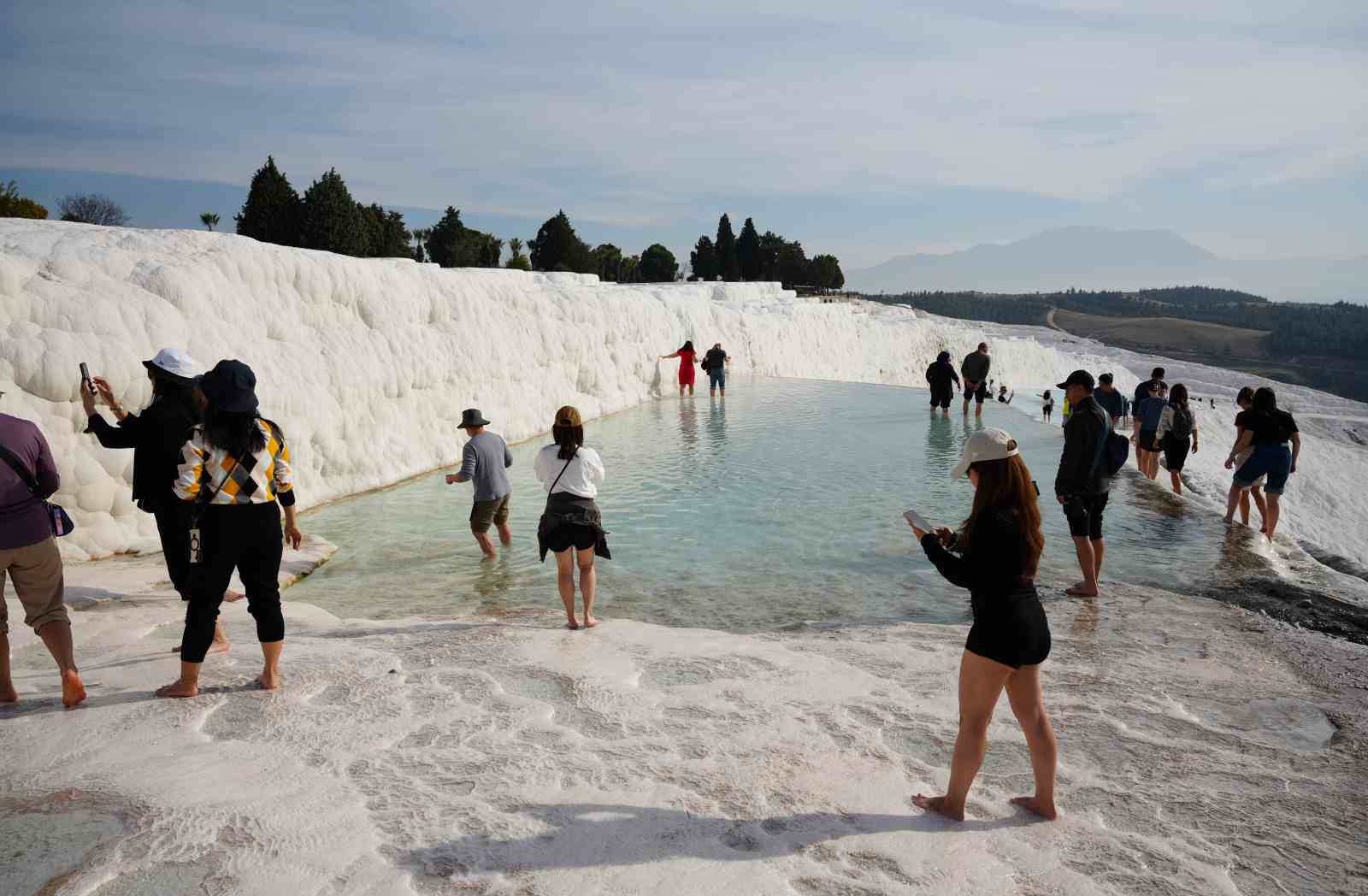 Beyaz cennet Pamukkale, Asya &uuml;lkelerinden gelen turistlerin yoğun ilgisini &ccedil;ekiyor
