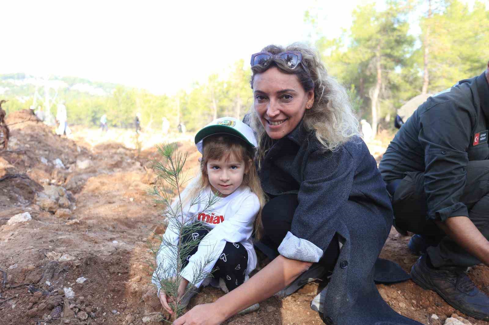 Kepezli Minikler, yangın sonrası orman alanına umut dikti
