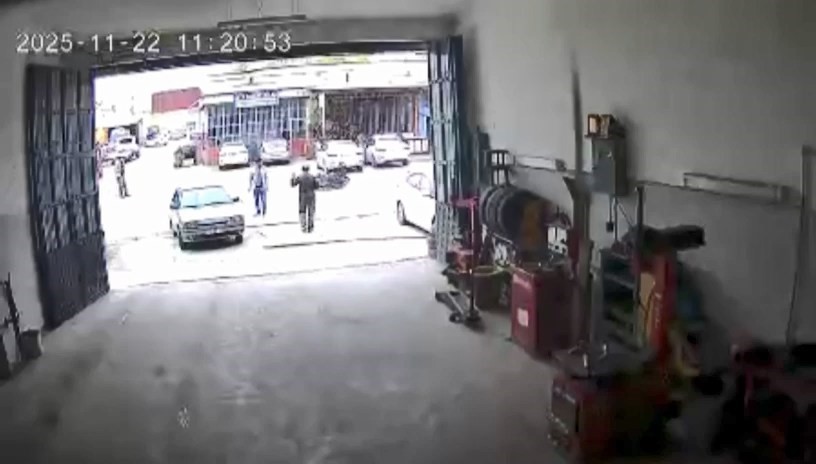 Elazığ’da motosiklet kazası güvenlik kamerasına yansıdı