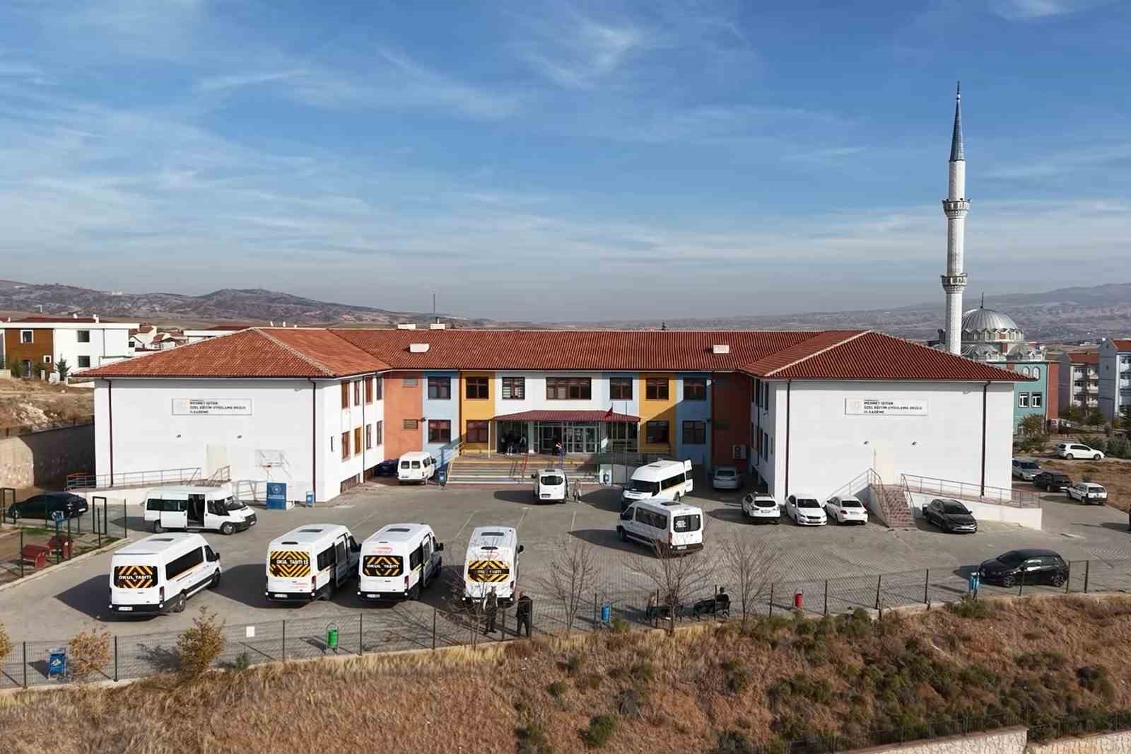 Görme engeline inat başarıya yürüyen öğretmen: Şimdi özel öğrencilerine rehberlik ediyor