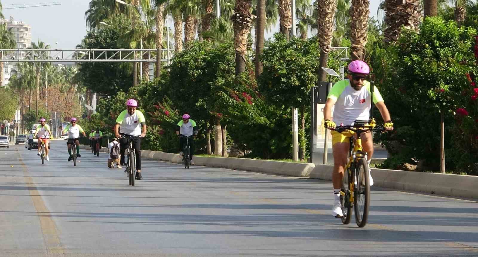 Mersin’de yaşlısından gencine bisiklet tutkunları pedal çevirdi
