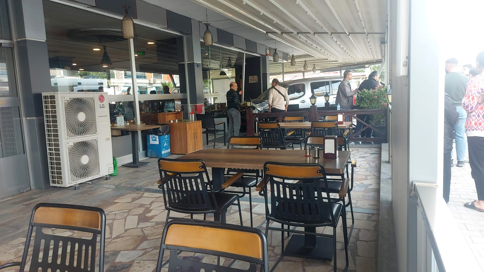 Aydın’da 15 yaşındaki sürücü iş yerine daldı: 1 yaralı