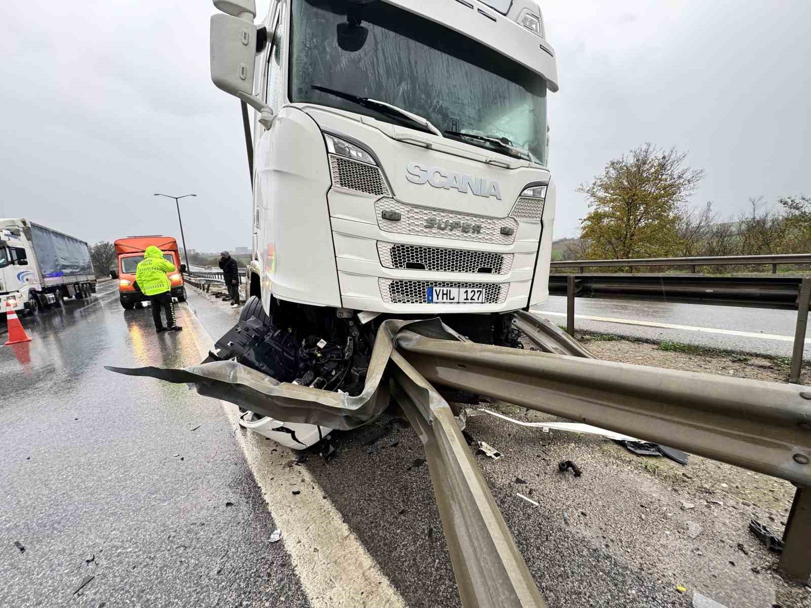 Tır bariyere saplandı