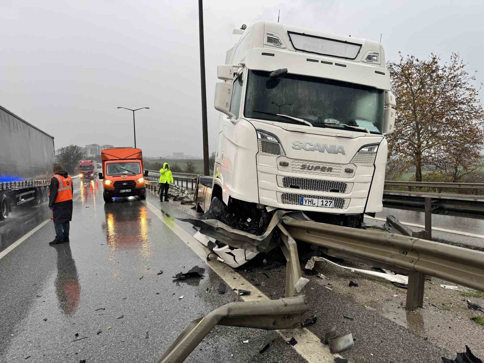 Tır bariyere saplandı