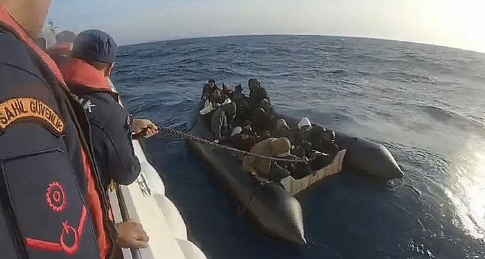 İzmir açıklarında 18 düzensiz göçmen yakalandı, 25 göçmen kurtarıldı