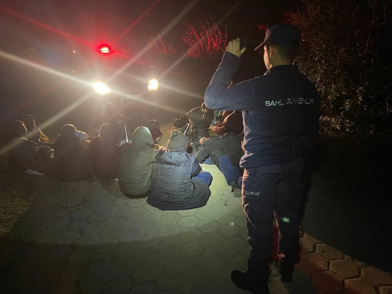 İzmir a&ccedil;ıklarında 18 d&uuml;zensiz g&ouml;&ccedil;men yakalandı, 25 g&ouml;&ccedil;men kurtarıldı
