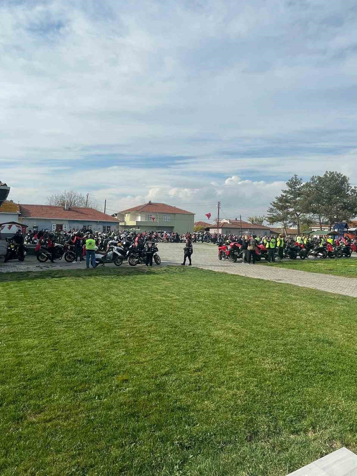 300 motosikletli, konvoyla şehit ailesine taziyede bulundu