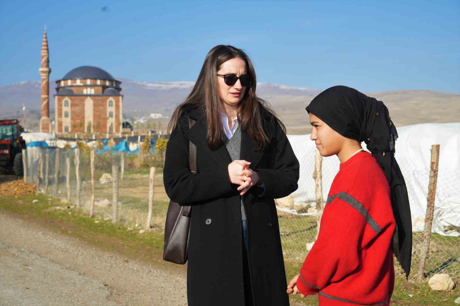 Kahraman öğretmenler devamsızlık yapan öğrenciler için köy köy geziyor