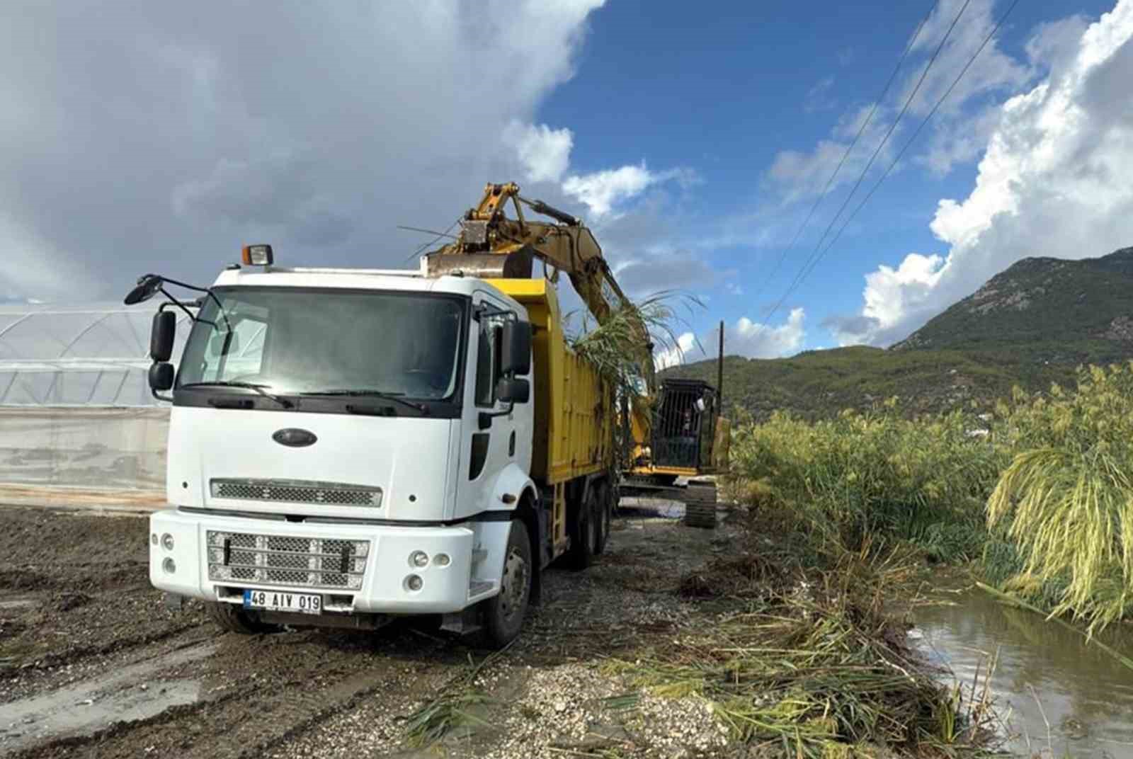 MUSKİ, Fethiye ve Seydikemer’de 77 km dere temizliği yaptı