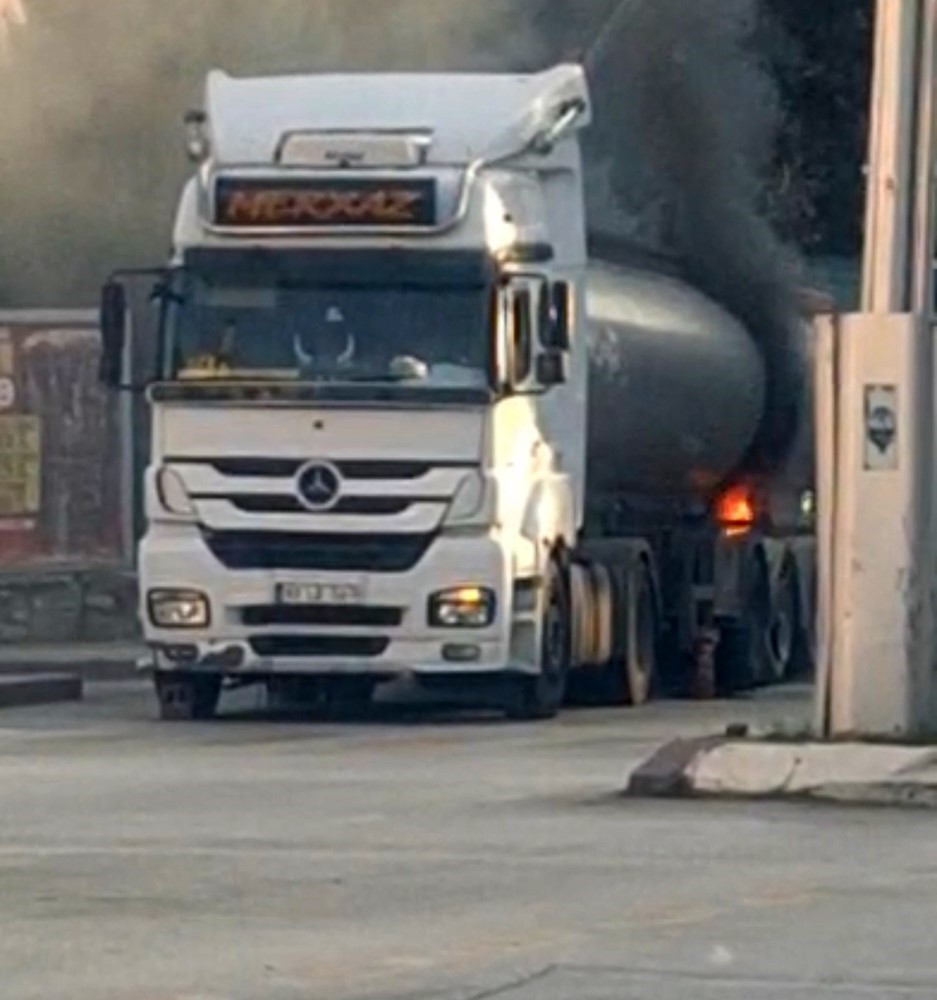 Kırmızı ışıkta bekleyen tırın tekerlekleri yandı; facia itfaiyenin hızlı müdahalesiyle önlendi
