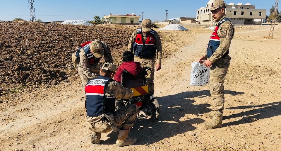 Jandarma engelli gencin reflekt&ouml;r talebini yerine getirdi
