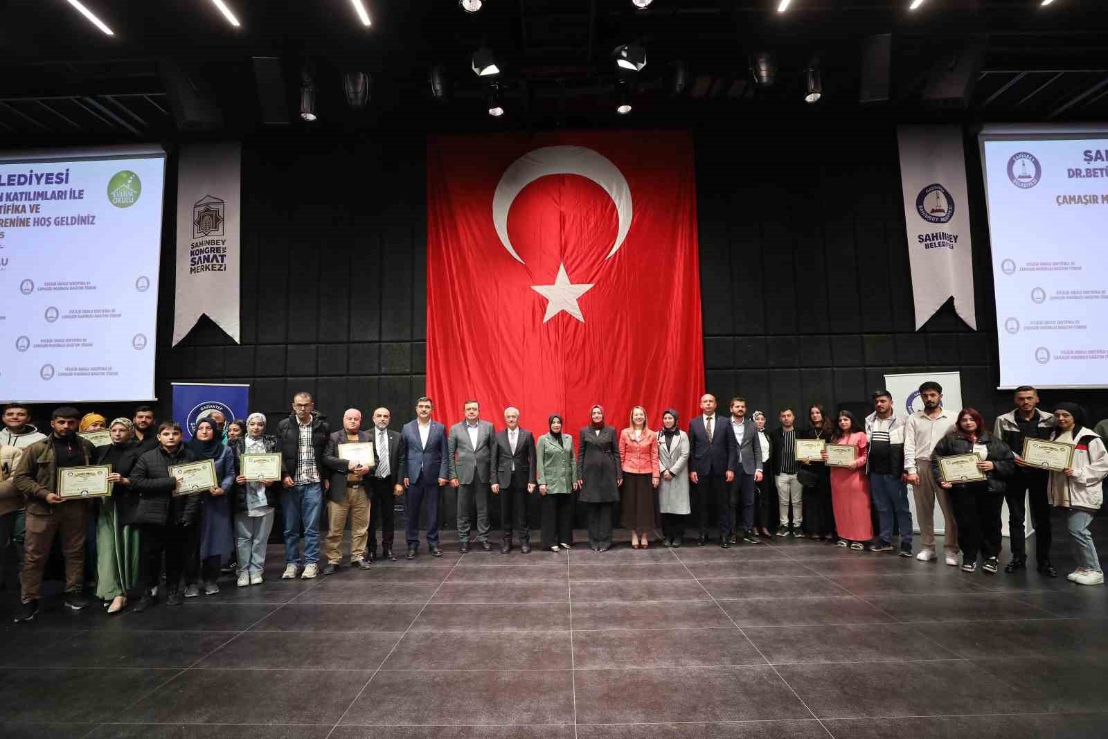 AK Parti Genel Başkan Yardımcısı Dr. Bet&uuml;l Sayan Kaya Şahinbey Belediyesi&rsquo;nin hizmetlerini takdir etti
