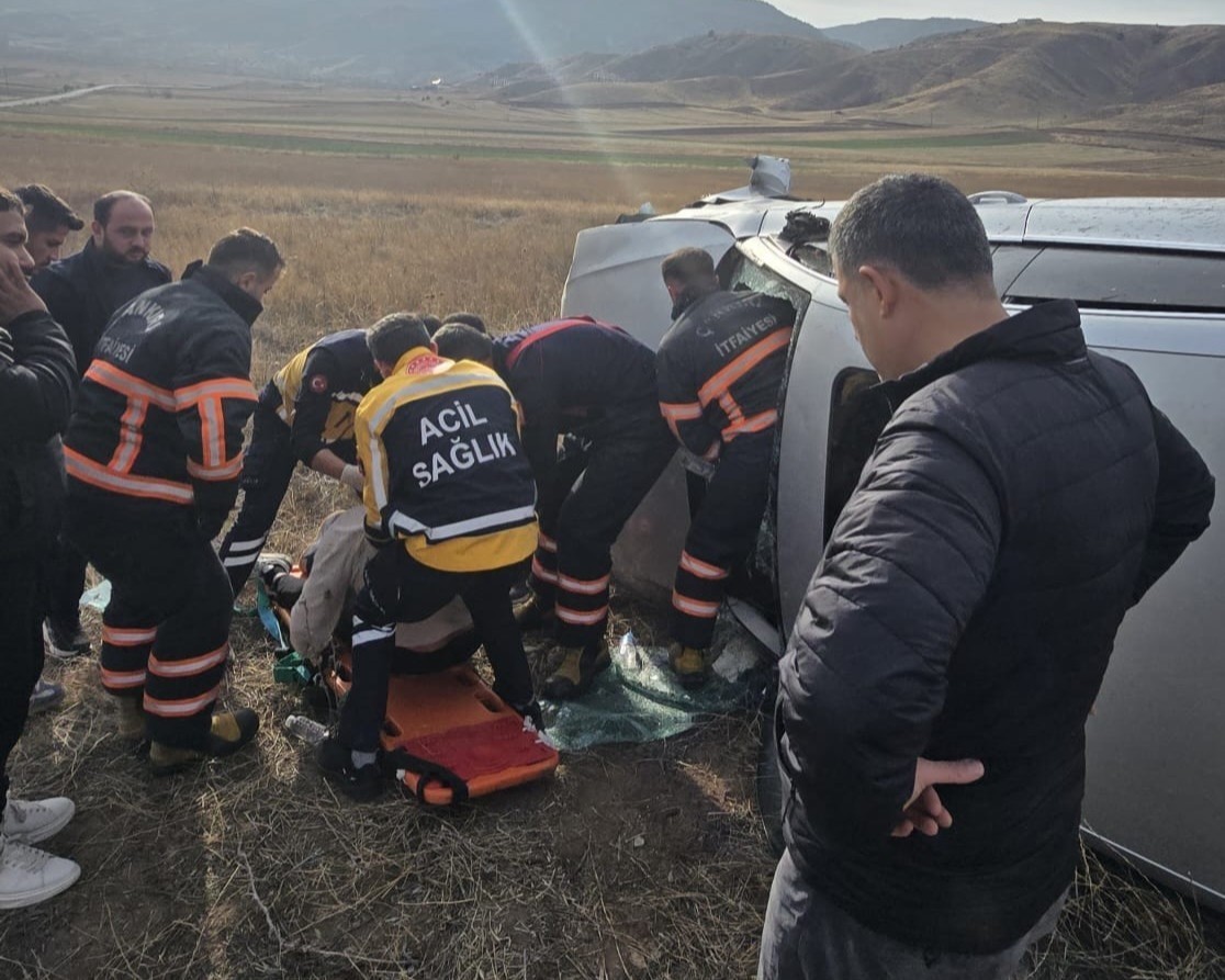 Takla atan otomobil hurdaya döndü: 1 yaralı